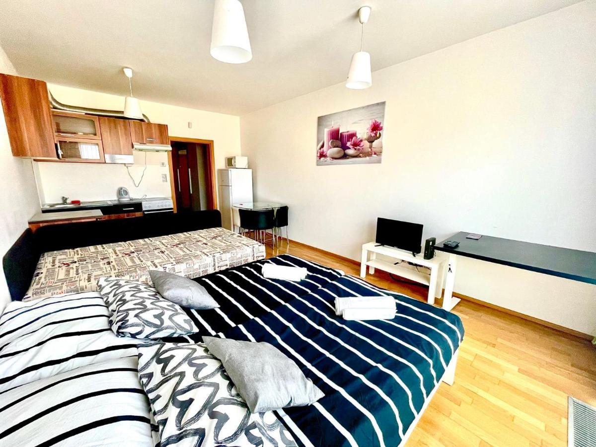 Centrum Park Apartment Praha Bagian luar foto