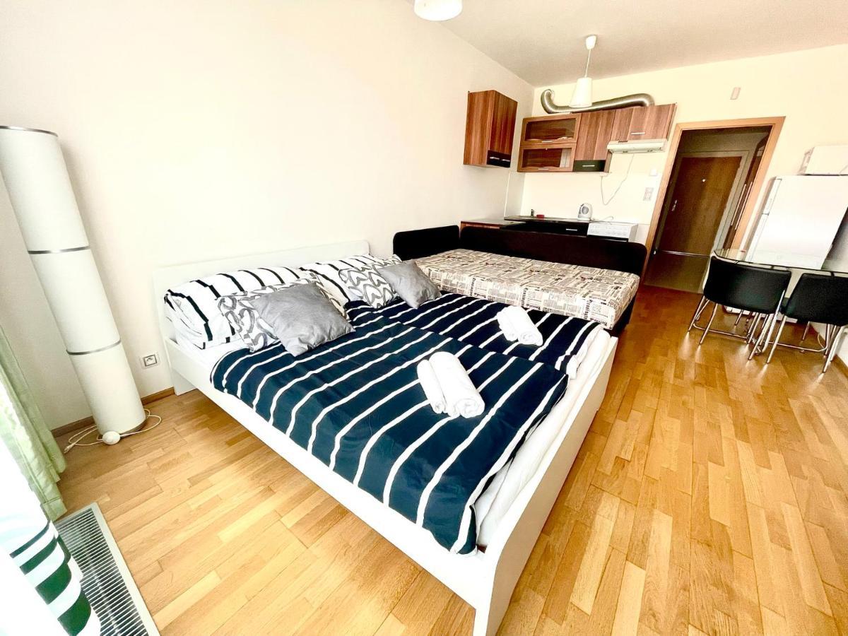 Centrum Park Apartment Praha Bagian luar foto